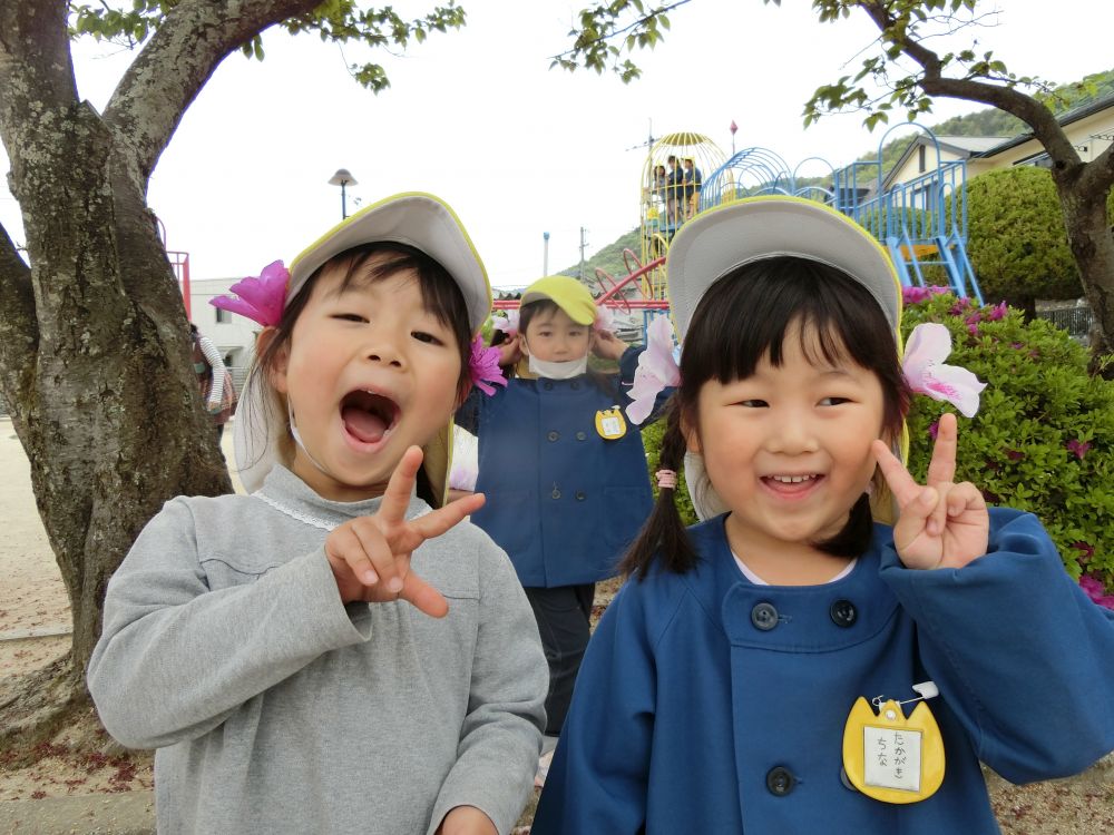 公園に”ツツジ”の花が咲いていました。
「このお花かわいい♪」
「いい匂いがする～」
と触ったり、匂いを嗅いだり思い思いに楽しむ子どもたち♪
耳に飾り、お花の妖精になりきって可愛くポーズ♡