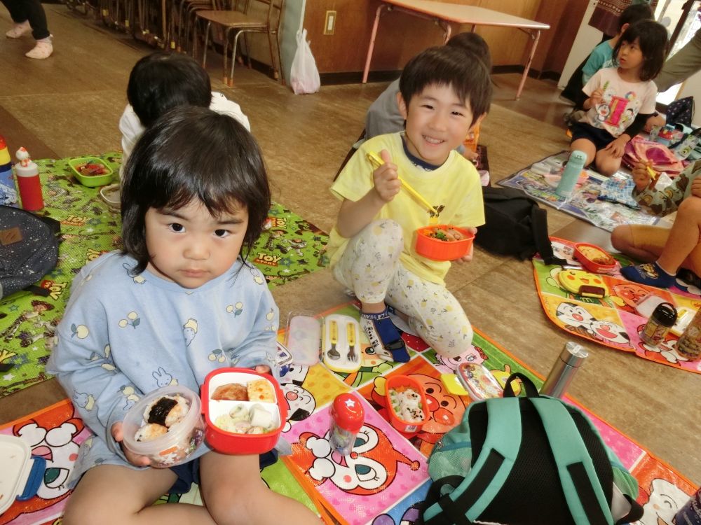 雨が降りそうだったので、保育園へ帰ってお弁当を食べることに！
部屋にシートを敷いて、皆で元気よく
「いただきまーす！」

大好きなお弁当を、大好きなお友達と♡
美味しく、楽しく食べました♪

