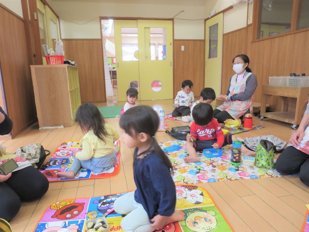 部屋の中にシートを敷いて食べました
シートを敷く時、お弁当を開く瞬間、とても嬉しそうでした♡