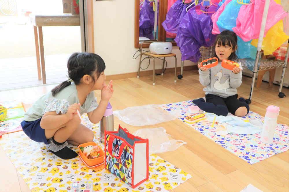 たくさん遊んだ公園の帰り道・・・。
　「お腹空いた～」
　「お弁当楽しみだね～」
みんなお弁当の話で大盛り上がり！

園に戻って、いよいよ待ちに待ったお弁当の時間
部屋の中にシートを敷いて、遠足気分を満喫♡

　「みてみてー！ハートの卵焼きがあった！」　
　「美味しそう～
　  あ！これ一緒の入っとるじゃん！」

友達と見せ合いっこをしながら、楽しんでいるNちゃんとHちゃん