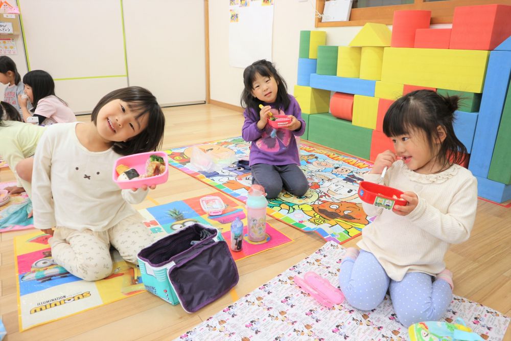 どんどん箸が進むゾウ組さん・・・

　「美味しいね～」
　「ピカピカにしてママに教えてあげる！」

お弁当を食べて、心もお腹もいっぱいに♡