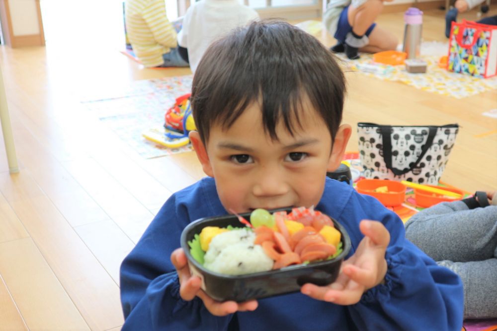 　「せんせーい！みてー！」

嬉しそうにお弁当を見せてくれたAくん
ひとつずつおかずの紹介をしてくれました！

思い出いっぱいの一日・・・
ステキなお弁当を作って下さり、本当にありがとうございました♡