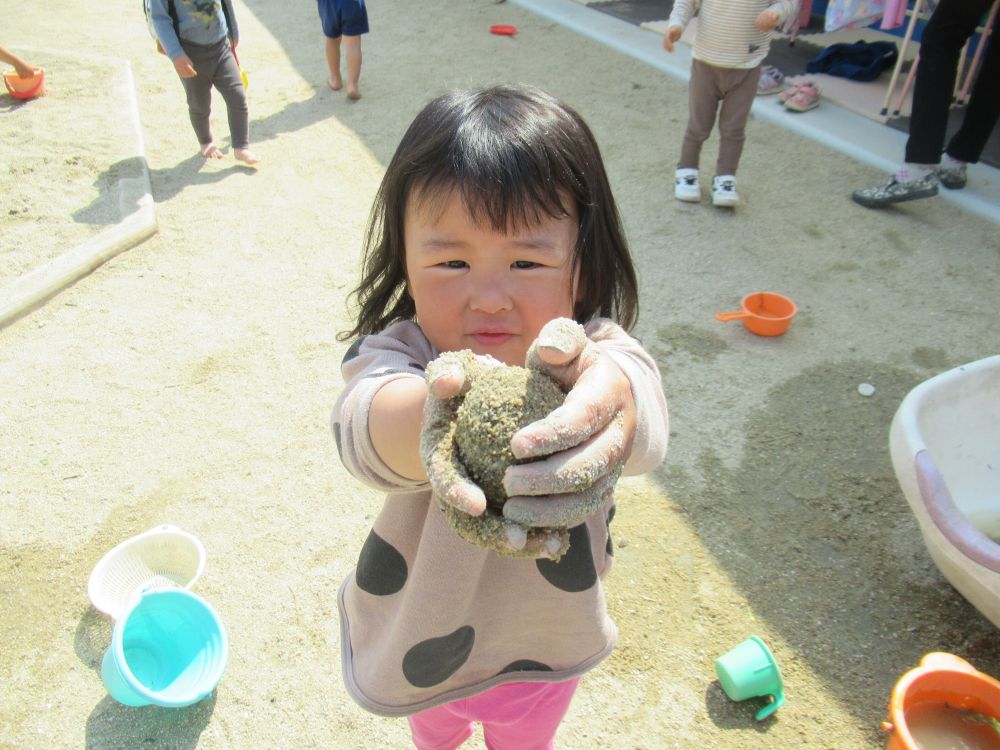 砂の感触って気持ちが良いな
サラサラ・・・
パラパラ・・・
触っていると落ち着くみたいです♡

Rちゃんは泥だんご作りに熱中しています