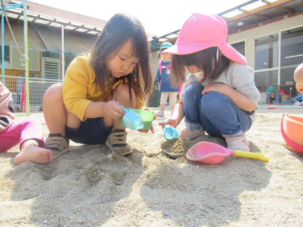 4月から新しく入園してきてくれたYちゃんも砂場が大好き♡
砂を使ってカップに入れたりスコップで掘ってみたり・・・
