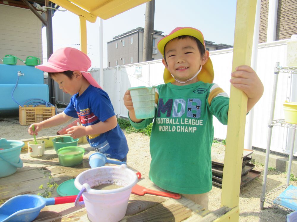 Aくんは砂を使って砂のコーヒー作りをしています
「コーヒーは大人の飲み物なんよ」とAくん
砂を使った遊びは無限大∞