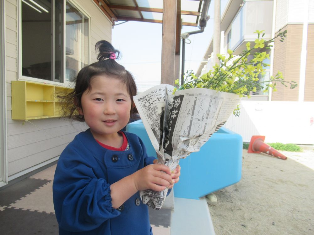 おうちからブロッコリーのお花を持って来てくれたIちゃん
「このお花でおままごとするんだ～♡一緒にしよう？」　お友達を誘ってくれました

みんなも「このお花可愛い」と集まってきてくれてIちゃんも嬉しそう♡