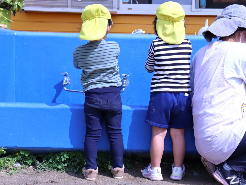 Tちゃんの姿をみて　Sちゃんも一緒に♡

拭き終わると　台拭き代わりのぞうきんを洗う２人