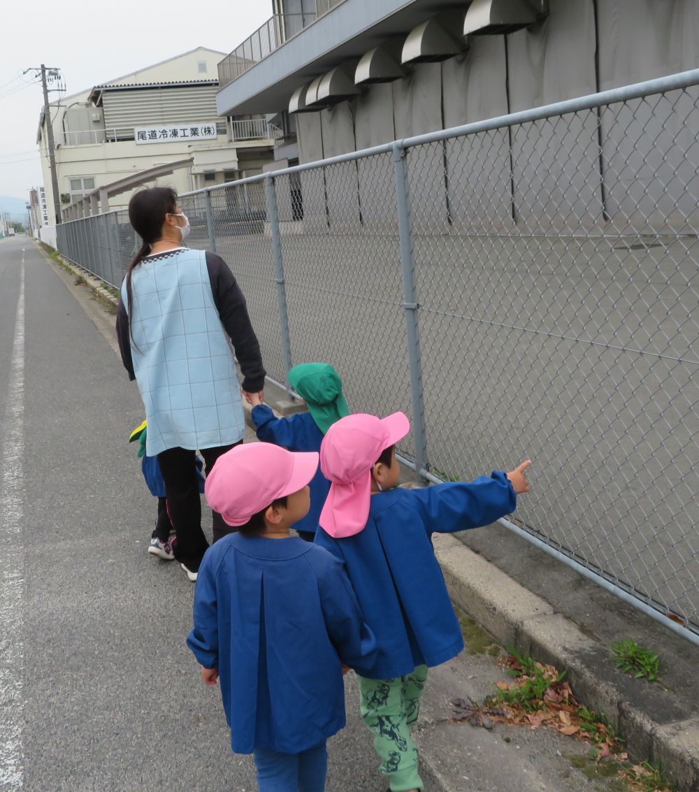 皆でお散歩♪

👩「なんか匂いがするね～」
👦「いい匂い～✨」
👩「どんな匂い？」
👦「おさかな！！」