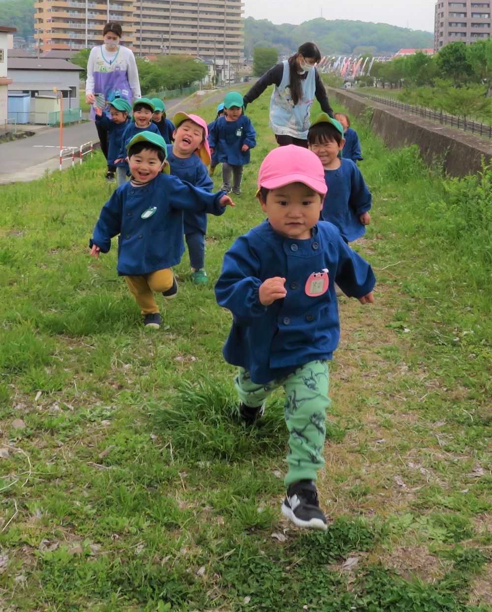 帰りはみんなでかけっこ🏃💨
「もう一回！」「もう一回！」
何回も走ったね✨　気持ちよかったね✨