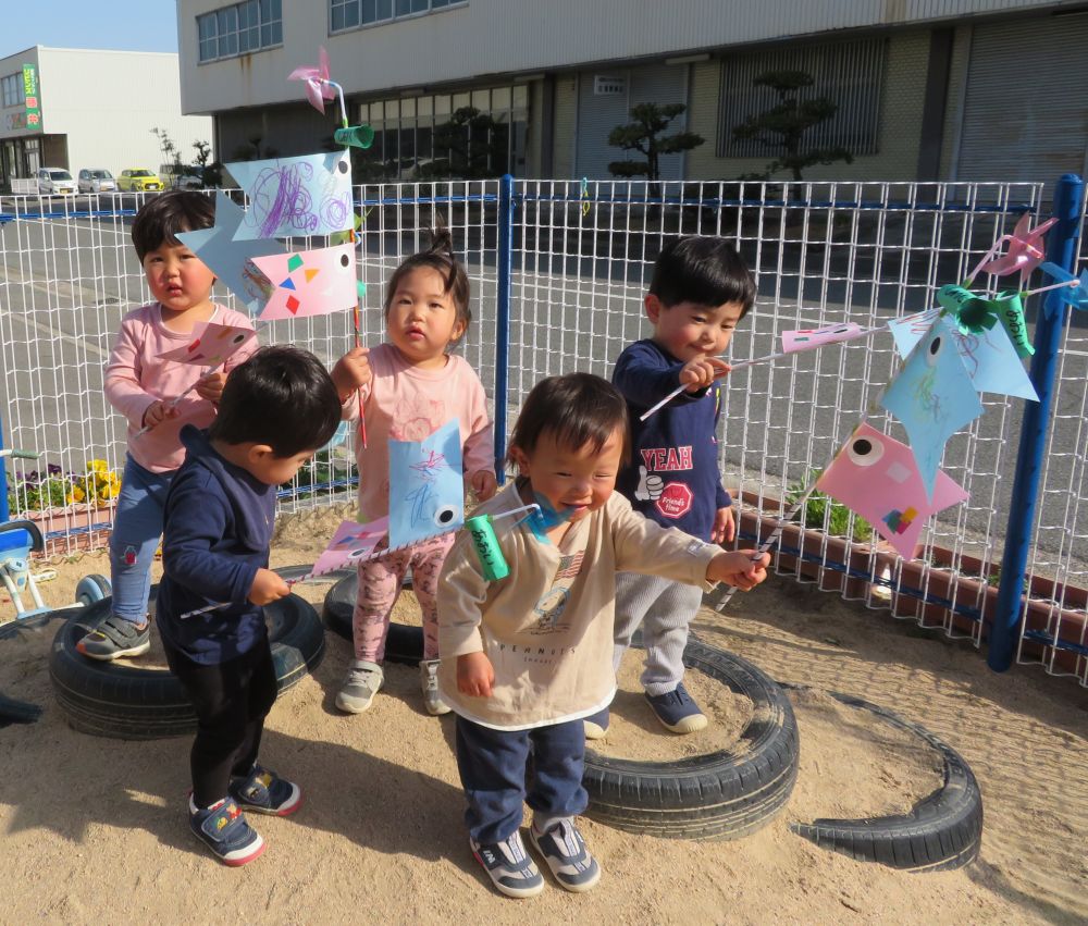 ♪屋根より～たかい～こいのぼり～♪
　歌っていると、２人、３人・・・

　みんな集まって大合唱🎶