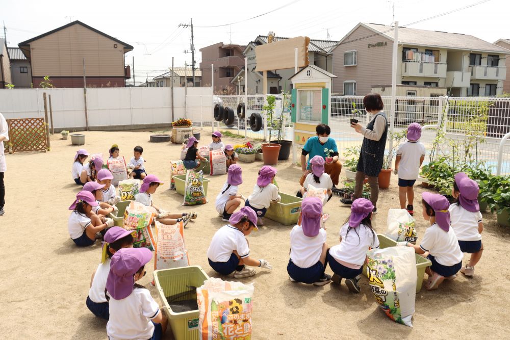 みんなで話し合い、決めた夏野菜！
キュウリ、トマト、ナス、スイカ、トウモロコシ、ピーマン
いい天気でドキドキ♡　ワクワク☆

