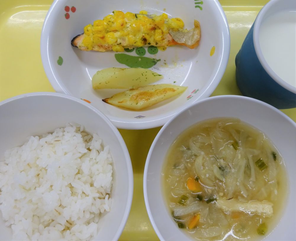 麦ご飯

鮭の菜の花焼き

焼きポテト

切干大根のみそ汁

牛乳
