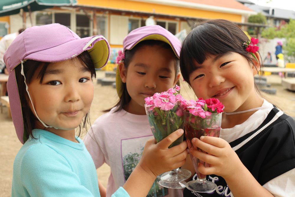 園庭の花を摘んで色水ジュース作り
髪飾りも自然物を使って可愛くしました♡

子ども達自ら、自然を遊びにつなげています