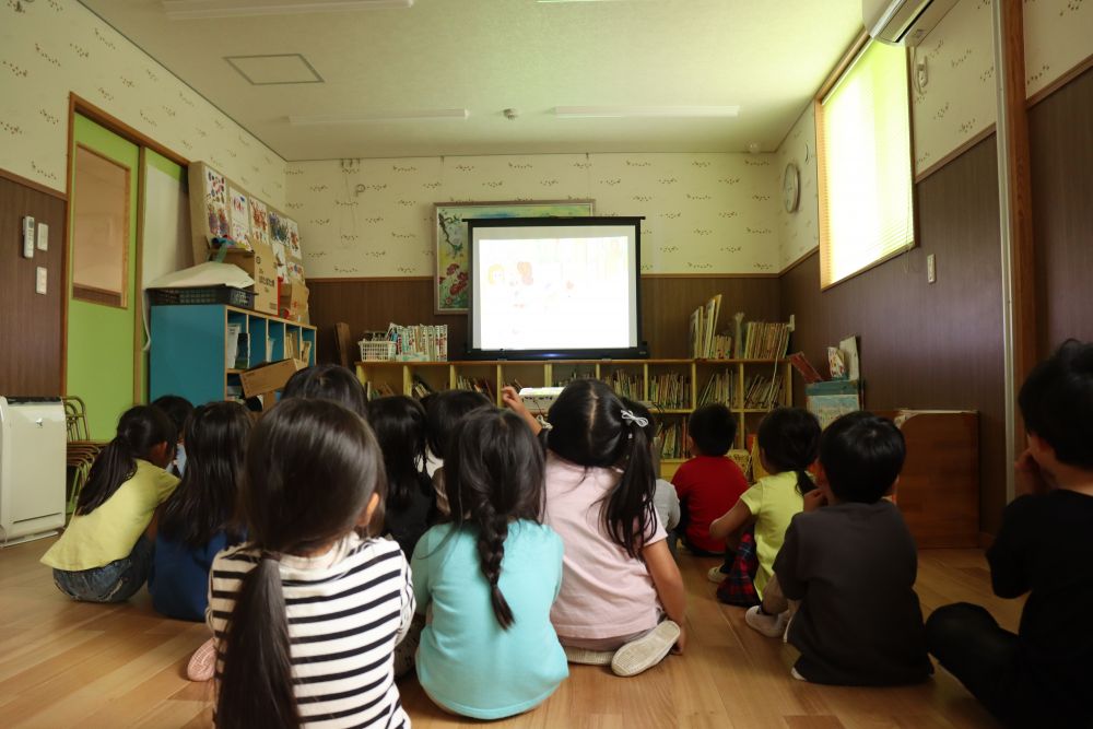 雨が降りだしたので室内でＤＶＤを見て防火訓練

真剣にＤＶＤを見る子ども達
防災の知識と意識もしっかり高めていきたいと思います

