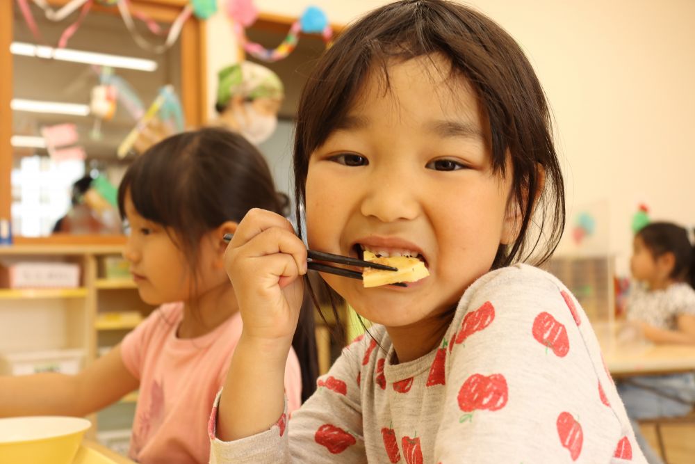 最後は、おいしく味わおう♪

子ども達にむいてもらった次の日・・・
給食時間に、おいしく変身した【たけのこ】が登場しました！
たけのこの磯辺揚げと、たけのこのおかか煮です♪
思った以上に大人気で、どちらも完食！！
旬の食材に触れ、春を感じ、それを味わうことで、さらに春を満喫しました♡