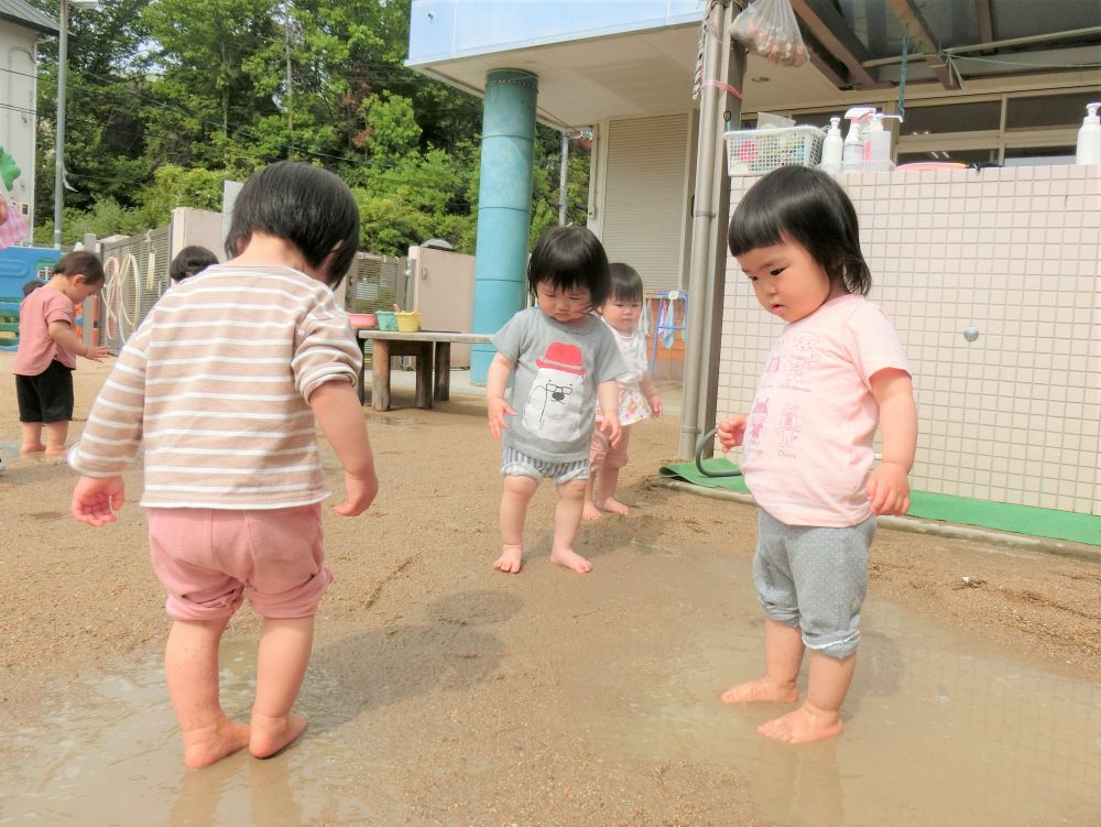 

「つめた～～～い！」
「あ～お～」
水遊びが大好きなヒヨコ組さん達は手のひら、足のうらで
感じる様子を一人一人言葉にしていました。