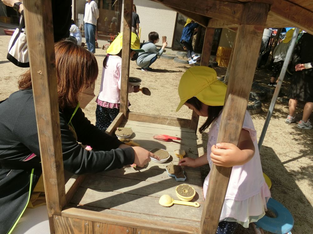 持ち帰った草花を使ってお家の人とお店屋さんごっこ♡

「ここは魚屋さん！かあたんはお客さんね」
「お魚ください♪」
「どうぞ♡」



