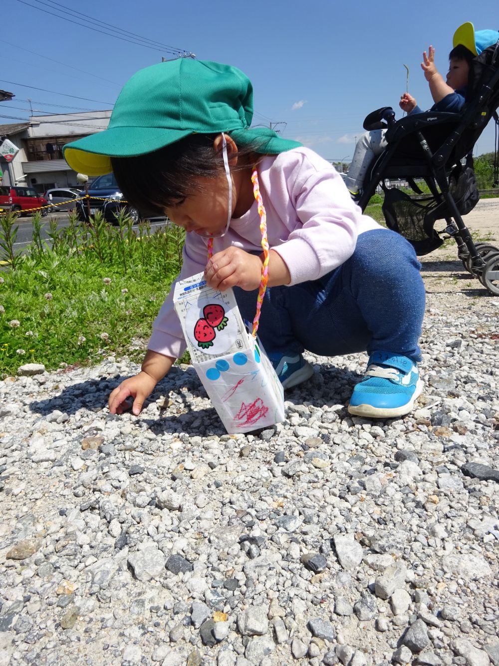 黙々と石を集めるIちゃん

形の違う様々な石が
Iちゃんのお散歩バックに♡