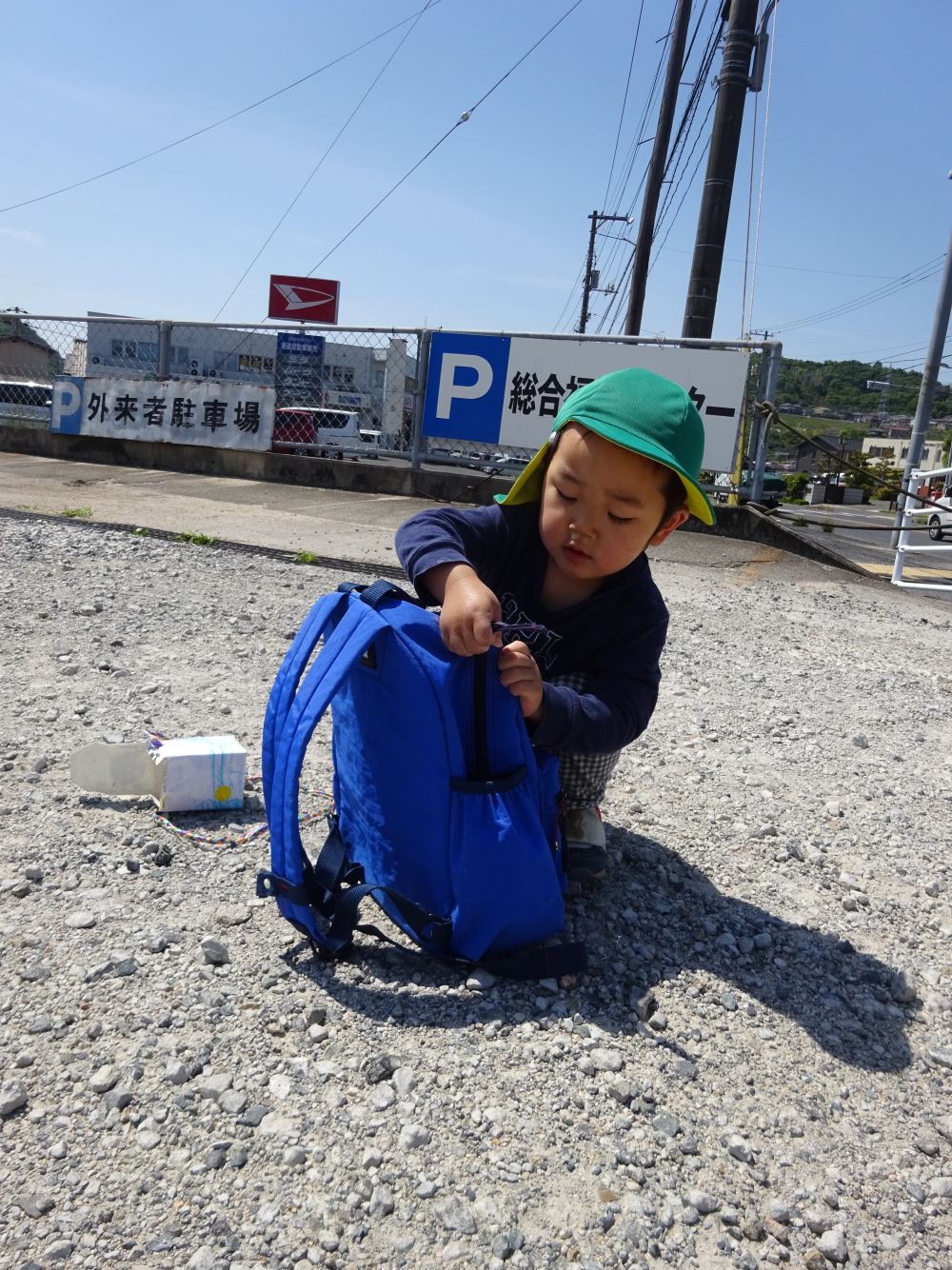 リュックを持ってきたEくん
もちろんお散歩バックをリュックの中に入れて♡


“見つけた宝物をお散歩バックに入れたい！”
・・・・お～い、集中しすぎて、鼻水が/////

その思い、しっかり伝わります♡