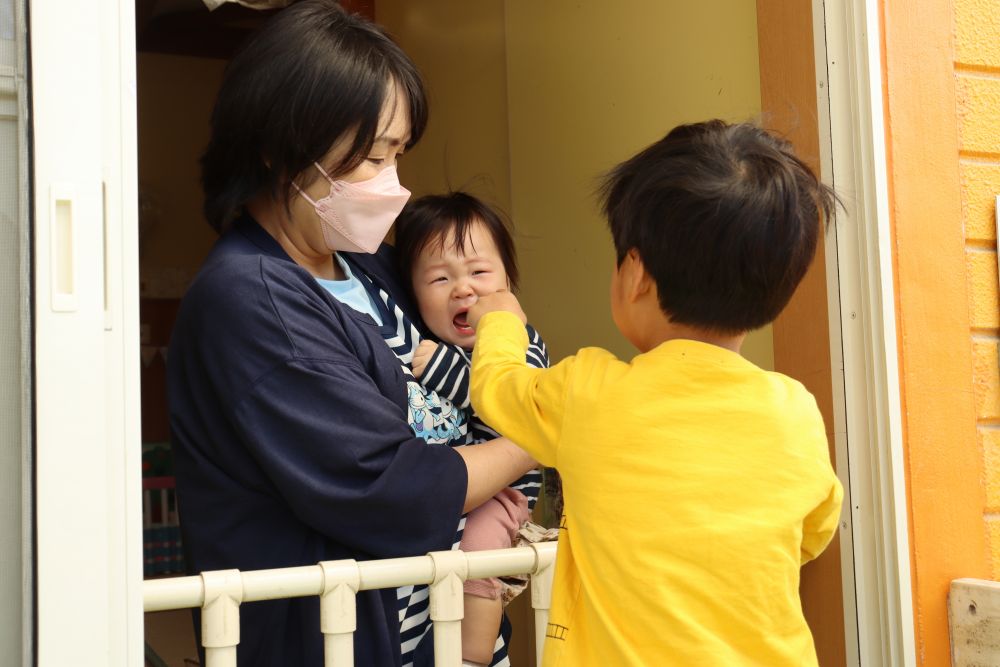 今日から5月の保育がスタート

今月の新入園児、0歳児Ｓちゃん
4歳児のお兄ちゃんＡ君が気になり様子を見に・・・

新入園児兄弟あるあるを目の当たりにし、温かい気持ちに♡

