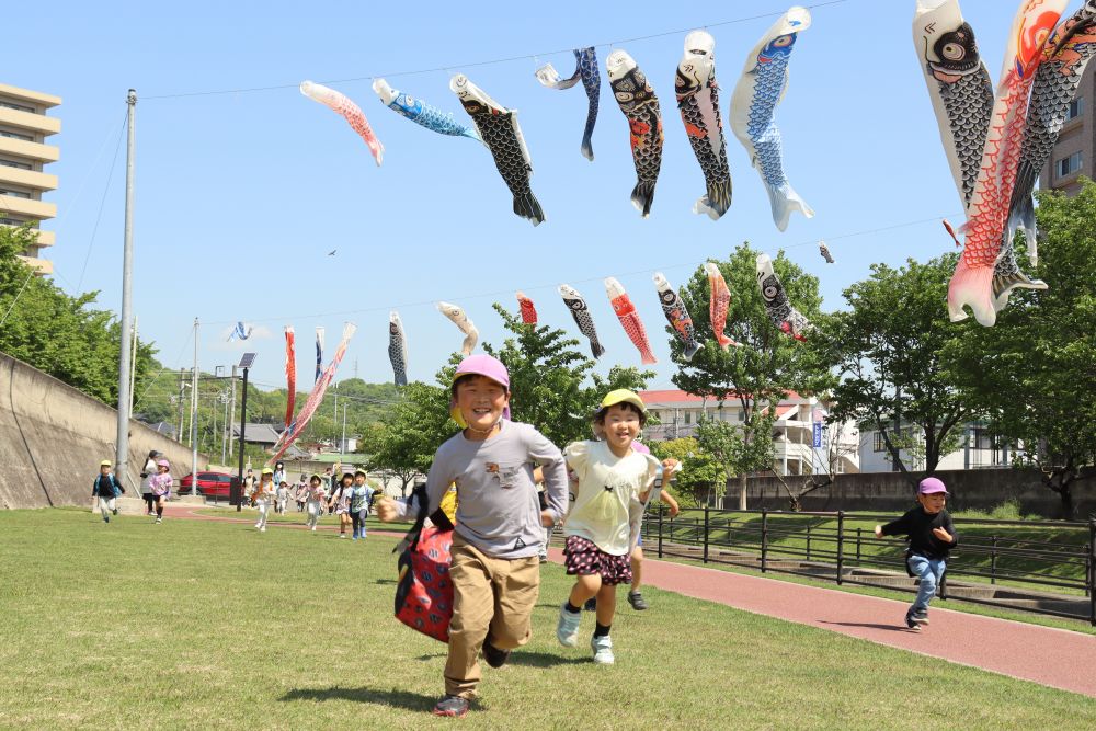 いい天気でお散歩日和♪
ゆめっ子大好き「黒崎水路」に
子ども達には「鯉のぼりのところ」

到着すると思わずこの笑顔☆
