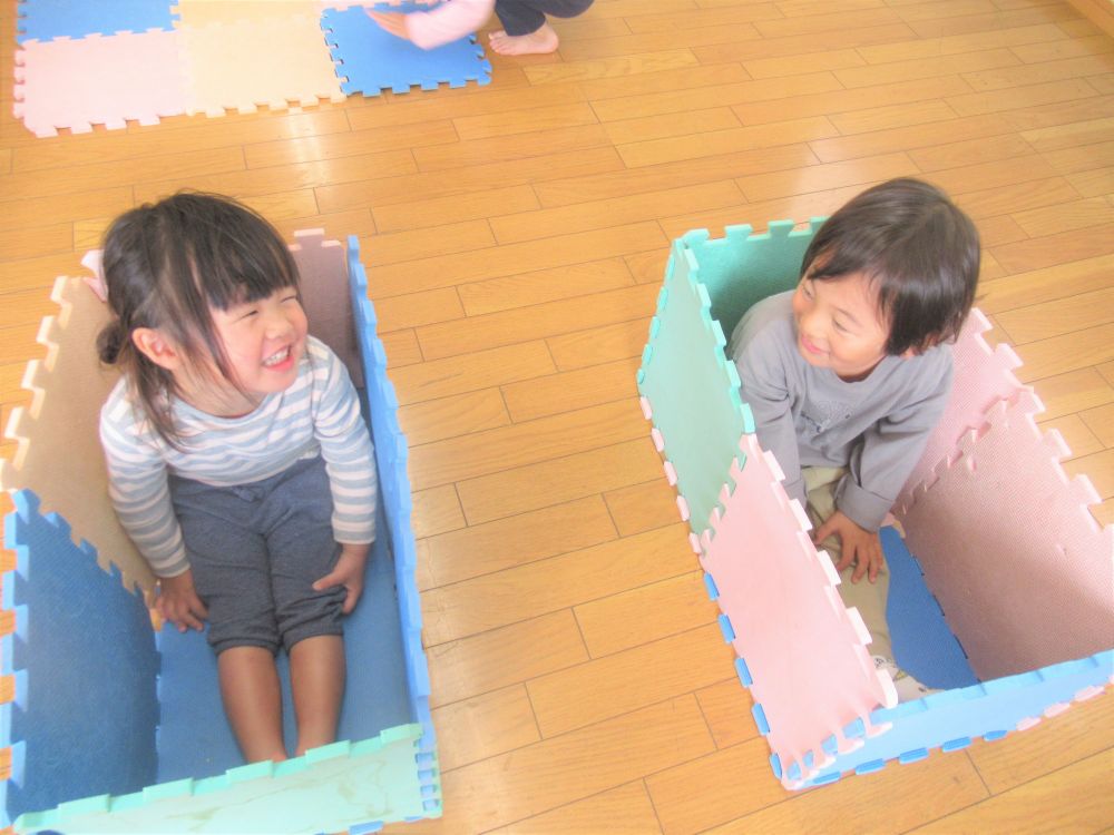 「これはおうちだよ～隣のおうちに住んでるの」

顔を見合わせて思わず笑顔のふたり♡