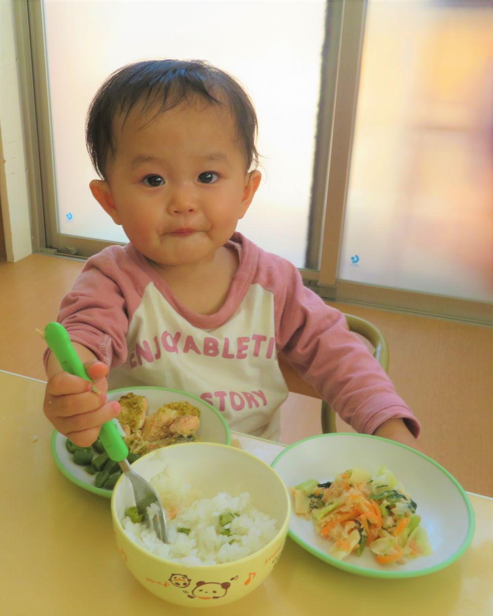 給食の時間
”豆ごはん”を美味しそうに
　食べているヒヨコ組さん😊

元気で大きくなりますように
そして、いつも温かく
　見守ってくれているお家の人『ありがとう』