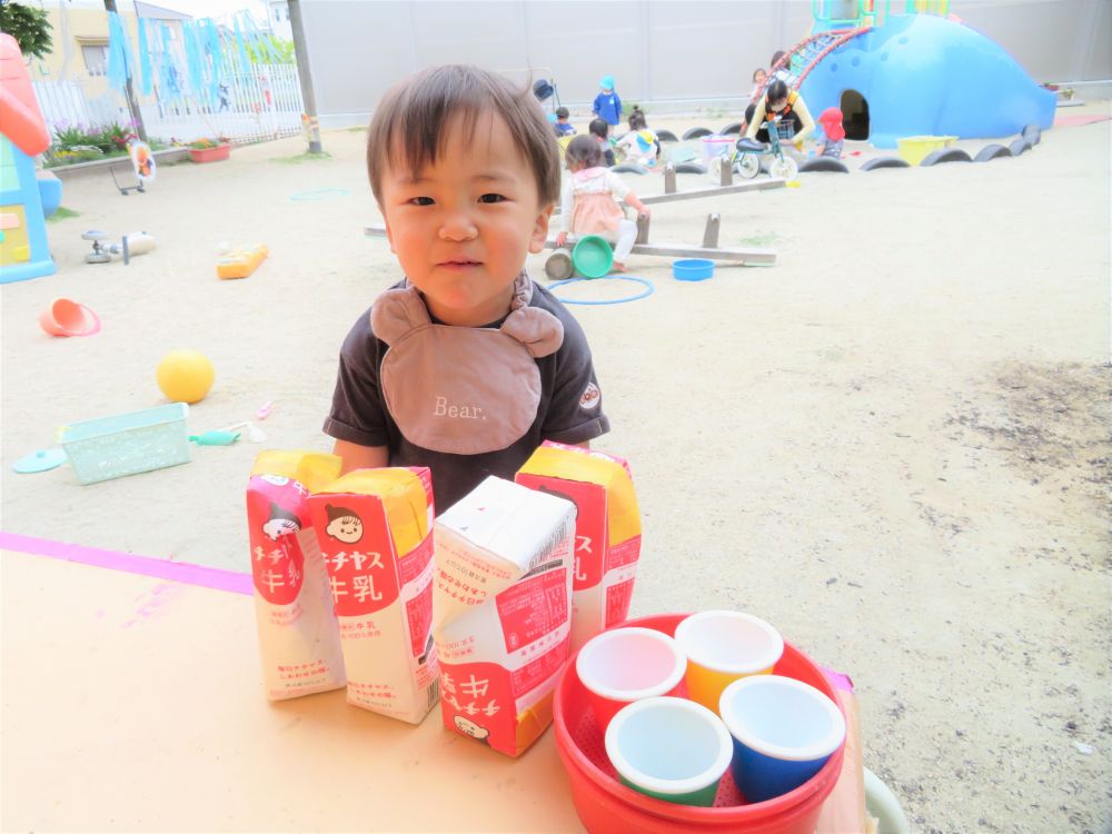 「いらっしゃいませ～！」

「何屋さんですか？」

「牛乳よ！」

「一つ下さい！」

「は～い！」