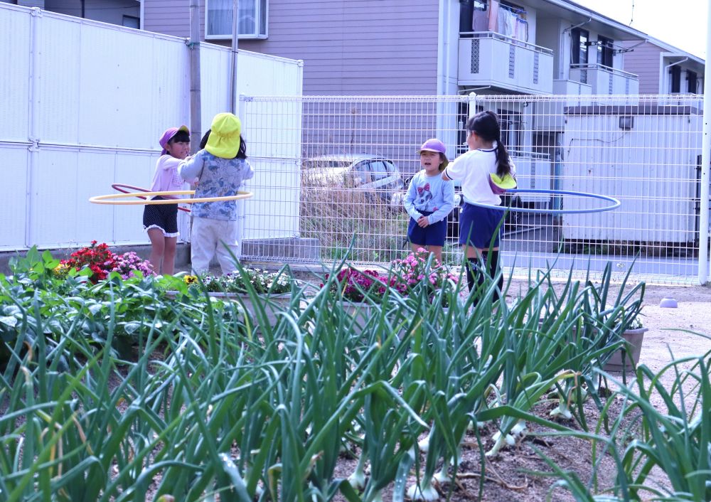 子どもたちの葛藤する気持ち
“やってみたい！”　でも、出来ないかもしれない‥　でも“やりたい！”

葛藤する気持ちは　表情や態度から想像することはできるけど・・
内側の気持ちと闘って乗り越えるのは　自分自身‥

その経験を遊びの中で経験してほしい　そして・・　その過程をみていきたい



4月・・
園庭の片隅で　フラフープを楽しむ子どもたち
「1、2、3・・・」　数を数えるYちゃん

Yちゃんはフラフープを回したり・・　飛んだりするすることが苦手な様子
でも・・　時々　“やってみたい！”　思い挑戦するけど・・　失敗

「やっぱり、数を数えてあげる！」　
そう言って何度も数を数える
