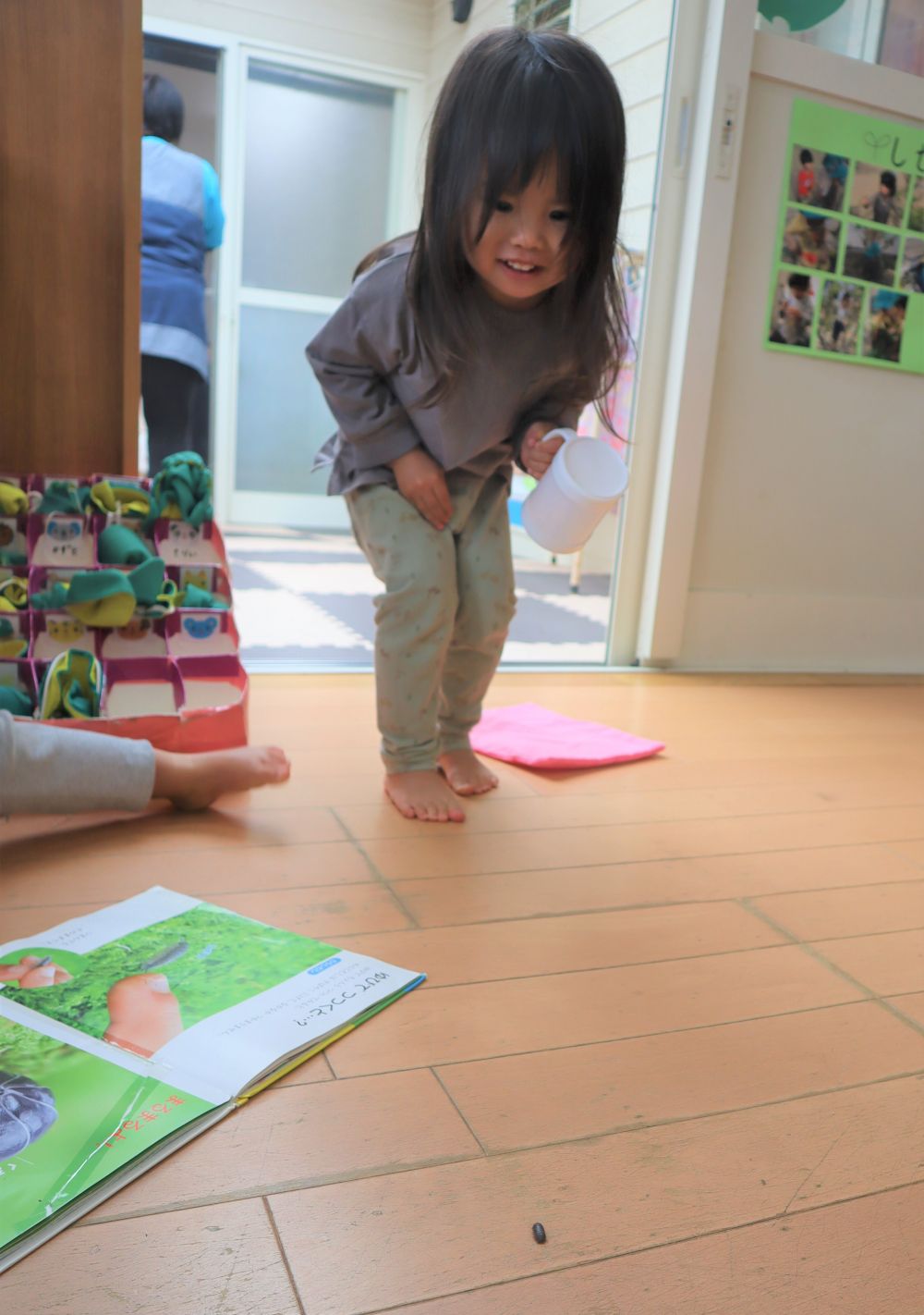 Nちゃんは、だんごむしを部屋に逃がして、どこまで行くか観察中・・・

「まってまって～」　だんごむしを追いかけて、
捕まえただんごむしを最初の場所にまた逃がして・・・

楽しかったのか、何度も繰り返し楽しむNちゃん♪

たくさん運動させてもらっただんごむしさん
お疲れ様でした♡


