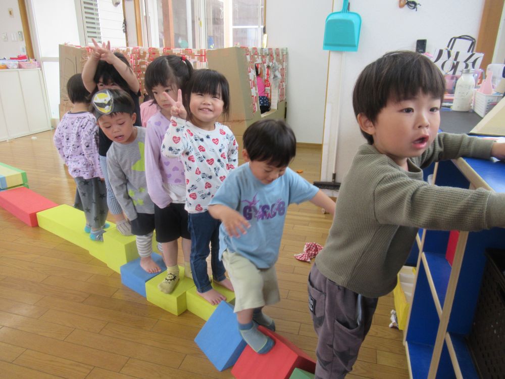 ここはバスだそうです
運転手はSくん
♪バスに乗ってゆられてるゴーゴー！！♪
みんなの大好きな歌をうたいながら・・・