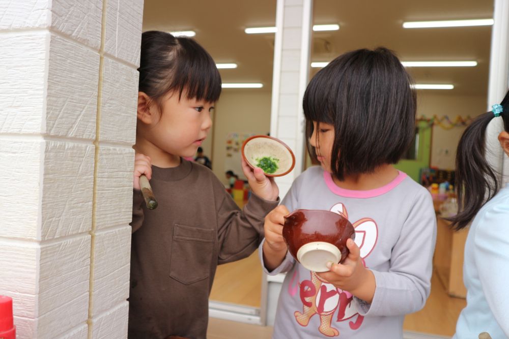 「みて！ねばーってなったよ」
「納豆みたいなんよ」とTちゃん
「どうやってやったん？」とMちゃん
友達と気づきや面白さを伝え合う…♡