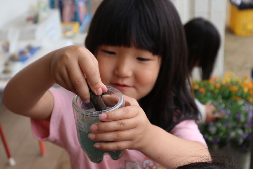 「みて！ねばねばなんよ！」
「これはね、あそこの花の葉っぱでしたんよ」とTちゃん
いろんな友達に伝えたい気持ち♡

「私もやってみたい」とHちゃん
聞いたことをもとにやってみる！


「いろんな色混ぜたらこんな色になったよ！」とHちゃん
混ぜると色が変わる不思議さを楽しむ♪