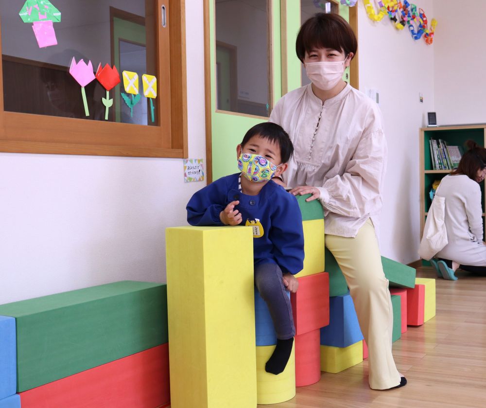 子どもたちの遊びに一緒に参加してもらう　保育参加
一緒に色水をしたり・・　ブロックをしたり・・
その中で感じて欲しい　子どもの成長♡



ブロックで作った乗り物にのせてあげるEくん
お母さんも嬉しそう！