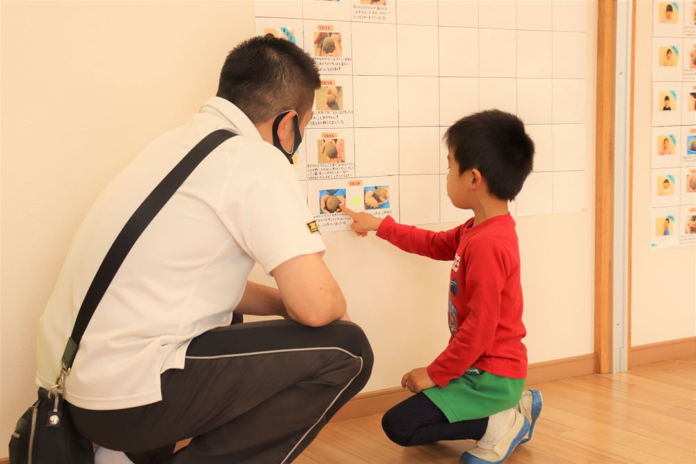 5歳児さんの保育参加☆
前日のてるてる坊主の力もあり？
とても良い天気になりました

まずは・・
朝の片づけをして日頃の学びをお父さんに伝えているＥ君
泥団子を通しての成長をお父さんと共有
