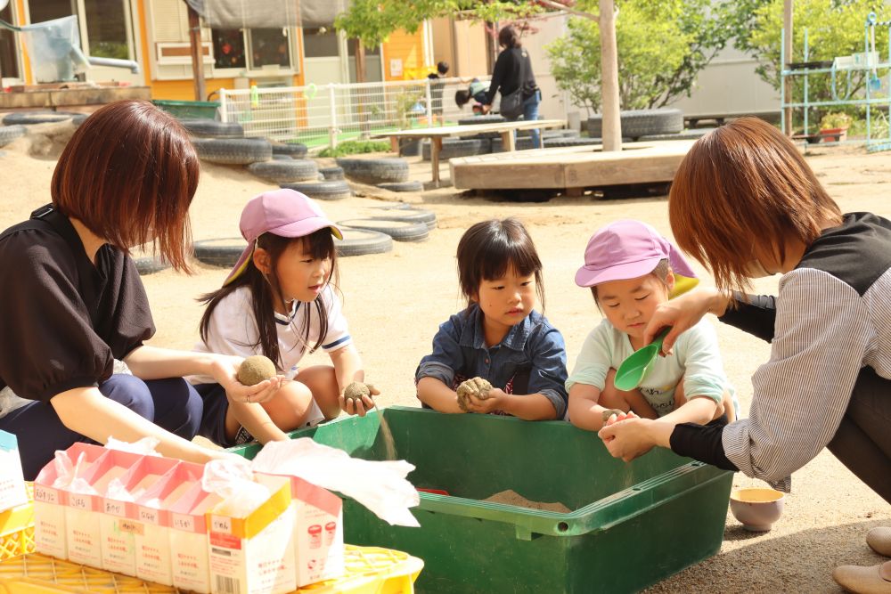 みんなで泥団子作りも楽しみました
雨が降る前にプラ箱に乾いた土を取っておきました

お母さん達、泥団子作りは何年ぶりかな？
