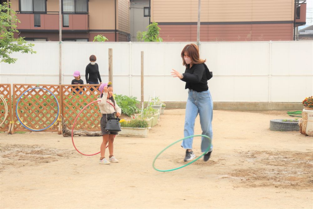 泥団子は・・・・・
と言っていたお母さん
フラフープを足にかけ華麗に回す様子にＹちゃんも嬉しそう

