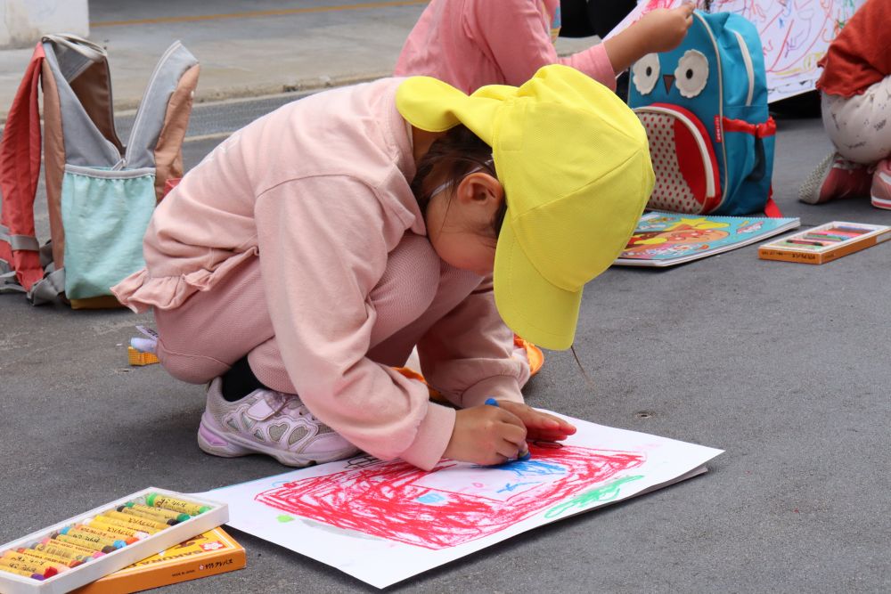 　「私ははしご車を描きたい！」
　「僕は救急車にする～」
消防車、はしご車、救急車の中から自分で選んで
さっそくお絵描きタイム♪

　「ここに青いマークもついてるんだ・・・」
はしご車を近くでじっくり見ながら丁寧に描いていくSちゃん
