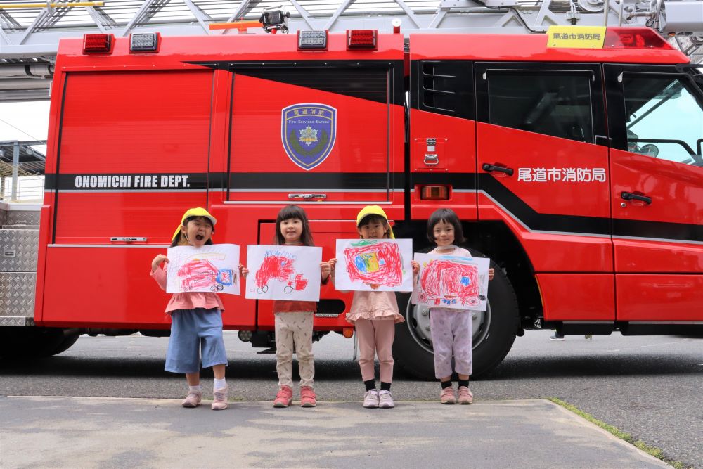 　「できた～！」
　「ここもいっぱい塗ったんだよ！」

画用紙いっぱいに描きあげたはしご車
みんなステキな絵が描けたね♡