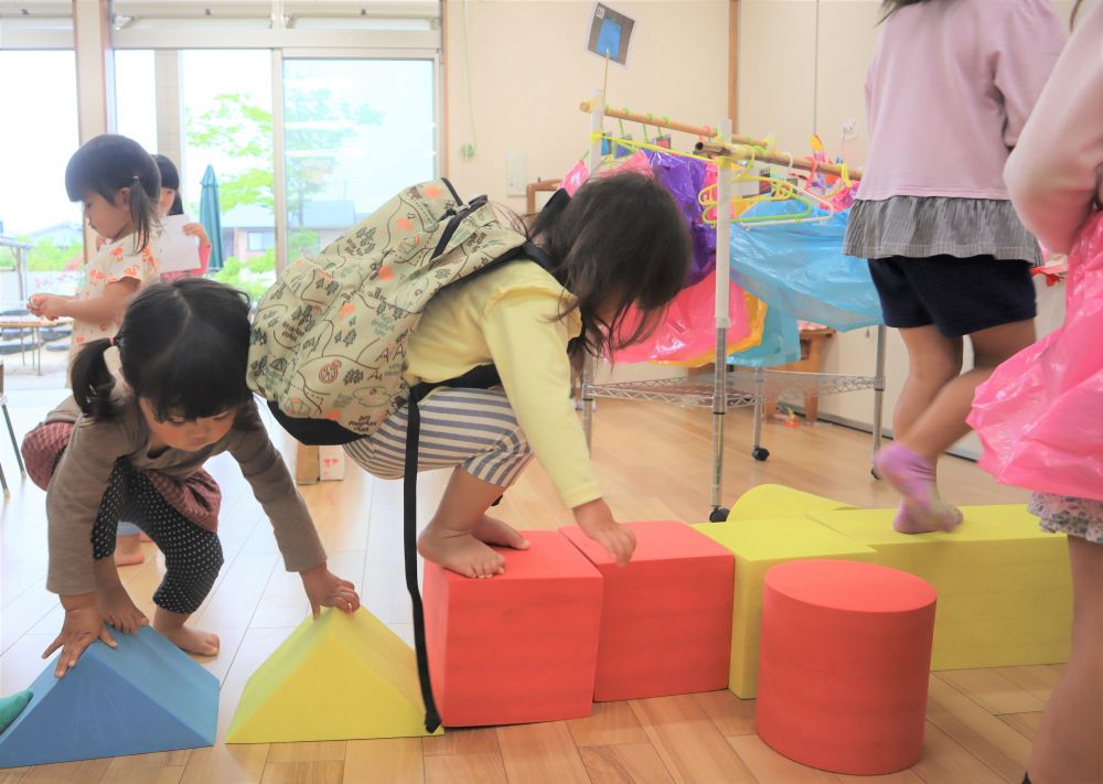 やっぱり♪

渡り始めたAちゃん
三角は、とがってて登りにくくて、なかなか難しい・・・

両手を使って支えながら・・・

ここは敢えて、一生懸命挑戦しているAちゃんの邪魔をしないように、
心の中で「頑張れー！」と、エールを送りながら見守る先生

