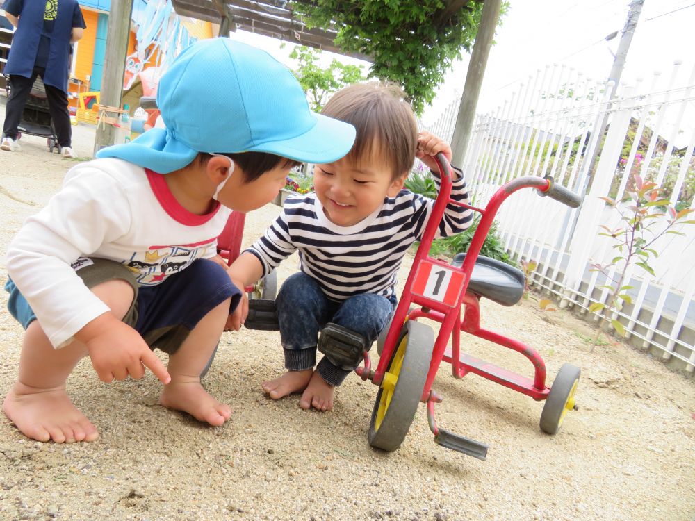 三輪車を降りて少し休憩…

会話は少ないですが楽しそうな雰囲気が伝わってきます♡

その後も一緒にサイクリングを楽しんだ2人です♡