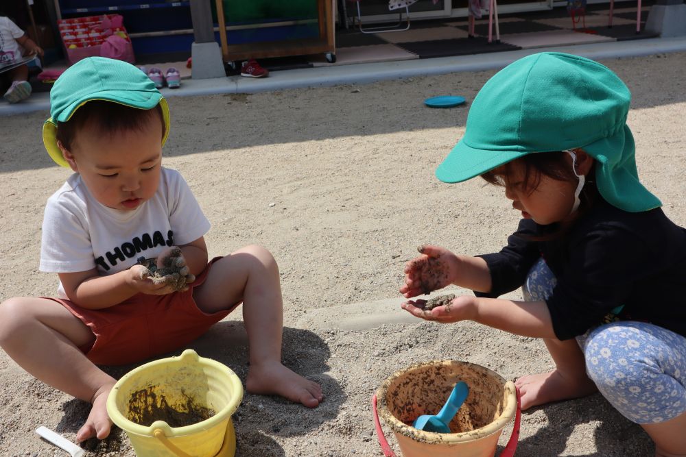 Sちゃんは、Sくんの作っている様子を見ながら・・・

諦めずに繰り返し作ってみようとする姿が見られました♪