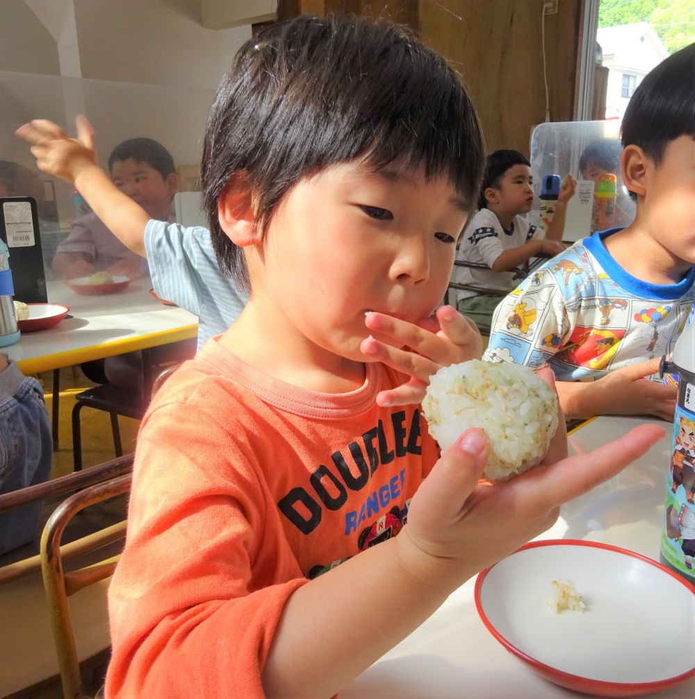 先週の【食育活動：季節の野菜に触れる】を今日みんなで活動しました☆

５月は豆が美味しい季節です。
いろんな豆がありますが、今日はそら豆とグリンピースの皮むきをしました。
指先を上手に使って皮をむいて

「ふわふわ～」
「赤ちゃんがいたよーかわいーねぇ」

真剣な表情で皮むきに挑戦して、給食にはそら豆を、３時のおやつにはグリンピースを
みんなで味わいました♡
普段あんまり豆が好きじゃない子も自分でむいた豆はなんだか愛しい様子で
「パクリ」
今日は食べられたね！

食材に触れることは大切だなと改めて感じました☆




