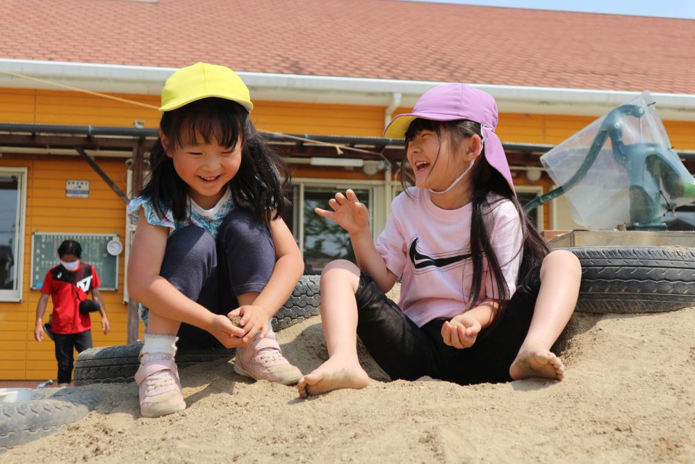 山の上で泥団子を楽しむMちゃんとKちゃん♪
ゾウ組さんもキリン組さんの姿を見て
泥団子作りが広がり中・・・

「ここの土は柔らかいんだよね～！」
「強く握ったらこわれちゃった！」
「壊れちゃったの？もう一回つくったらいいじゃん」
「優しくにぎってね」
「みてみてこんなぐらいになったんだよ！」
発見や会話を楽しみながら…♡