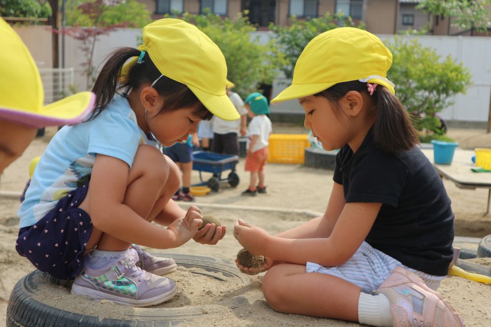 それぞれお気に入りの場所で泥団子作りや
どろんこ遊びを楽しむ♡



「いっしょにここでお団子作ろう♡」
「ここの砂がさらさらだもんね」
「ふわふわしてるね」とAちゃんとAちゃん
仲良しの友達と一緒にお気に入りの場所・砂を見つけて・・・