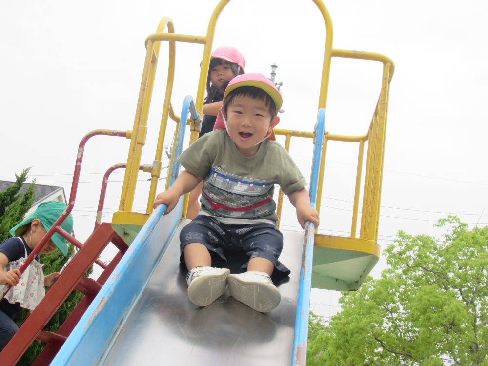 友達と一緒に公園にお散歩♡
みんな自分の好きな遊びを楽しんでいます♪

公園に着くなり・・・　すべりだいに行列が！
クマさんとも順番っこして、やっとTくんの番に
ピューンとすべってこの笑顔♡
