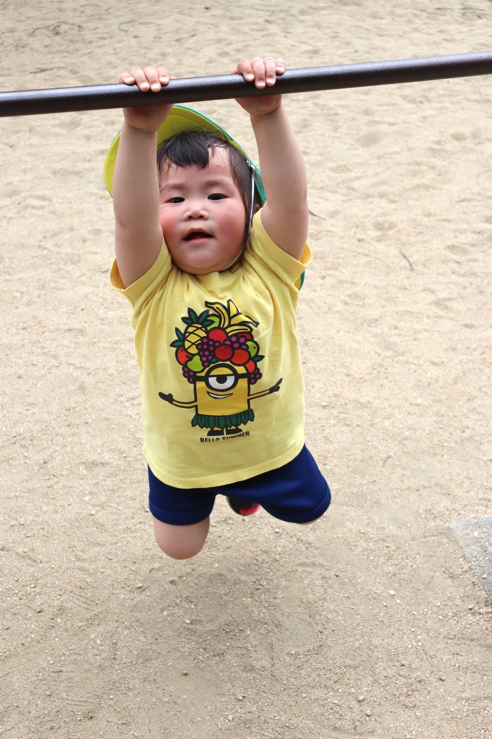 お次は、鉄棒に挑戦！！

しっかり握って・・・
足を持ち上げて・・・

すごい☆

みんな色々な遊具に挑戦し、
とっても楽しそうでした♪
