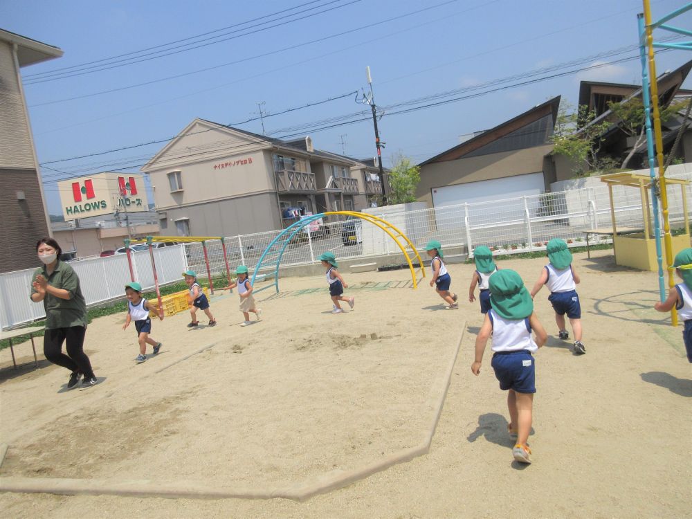 さあ、よ～いスタート！
先生の後に続いて走ります
「負けないぞ～」と言いながら全力で走っている子…
笑顔で楽しそうに走っている子…
真剣な顔で頑張っている子…