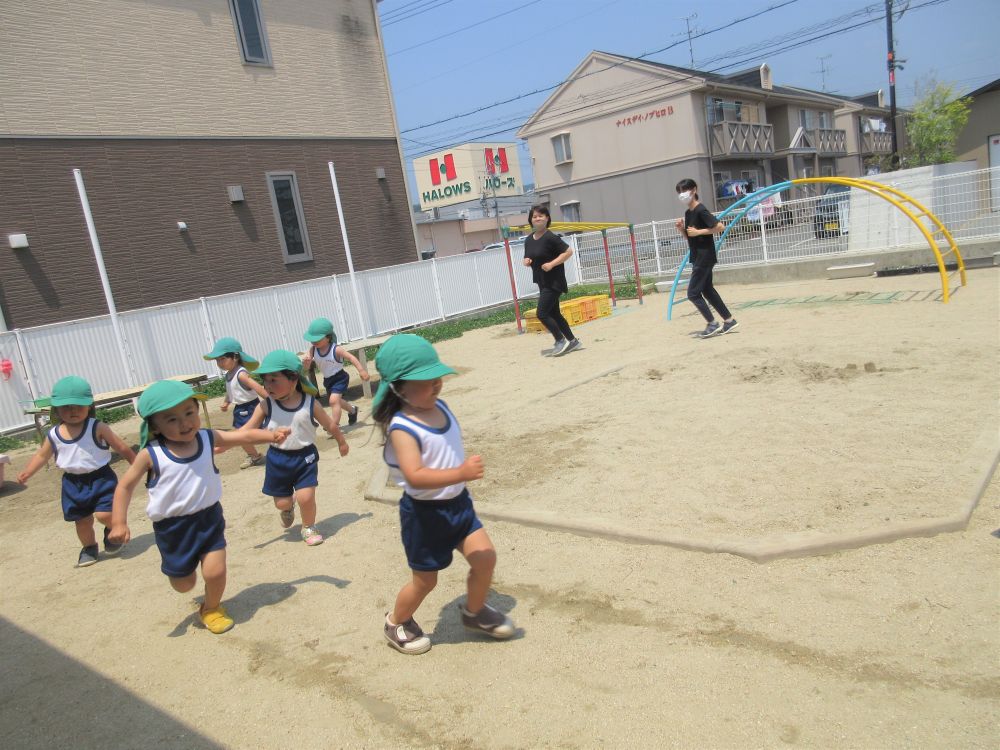 気づいたら…先生を抜かしているー！！
「先生よりも早く走るぞ～」
「勝ったぞ！」
元気いっぱいです♡
