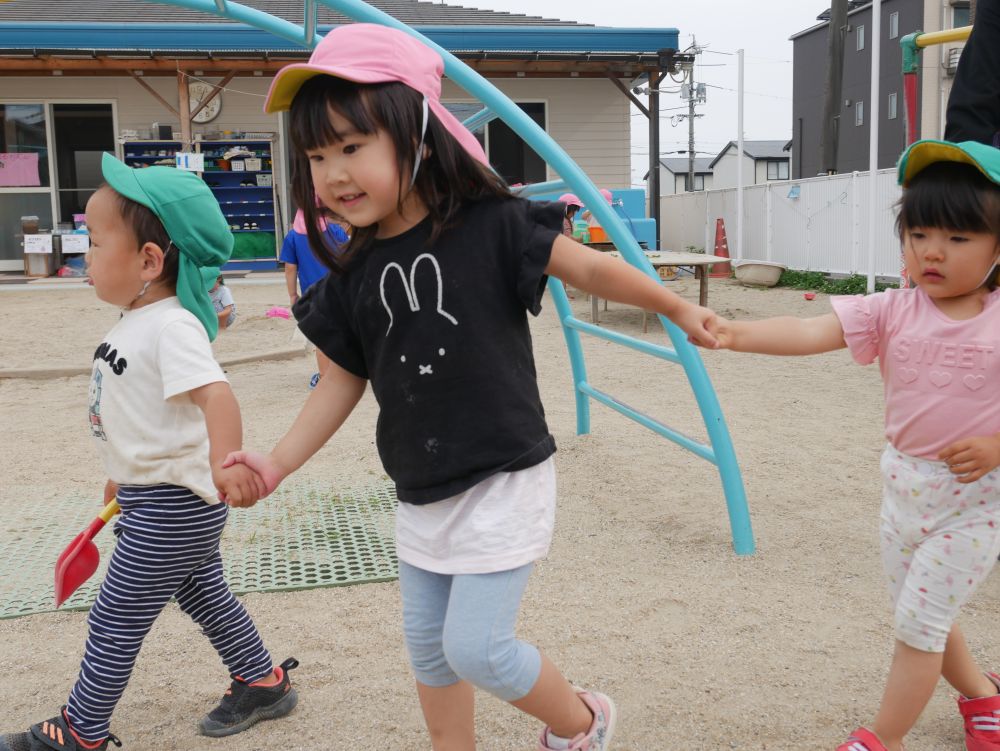 Kちゃんはクマ組さんの手を繋いであげて『こっちおいで～遊ぼうよ～』と誘ってくれています
Kちゃんの優しさを感じます♡